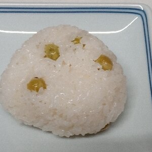 梅干し入りの豆ご飯おにぎり